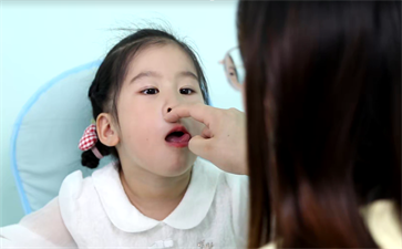 小孩四歲半說話結(jié)巴怎么辦？