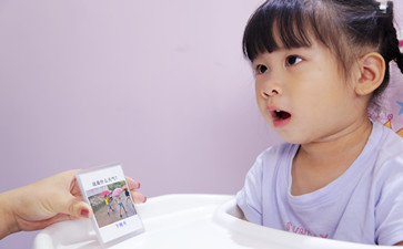 孩子口吃該如何糾正？