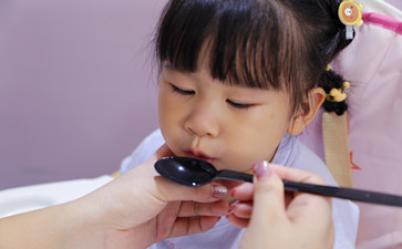 教孩子說話時(shí)為什么要先教孩子用手勢表達(dá)？
