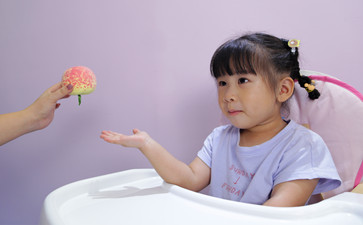 語言訓(xùn)練過程中需要讓孩子看書嗎？