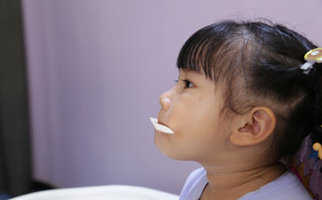 小孩有點(diǎn)口吃怎么辦？
